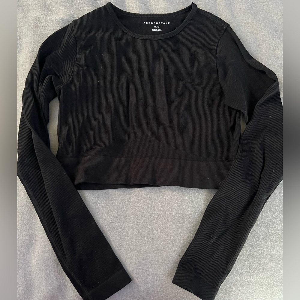 AEROPOSTALE form fitting cropped black long sleeve. Good condition.